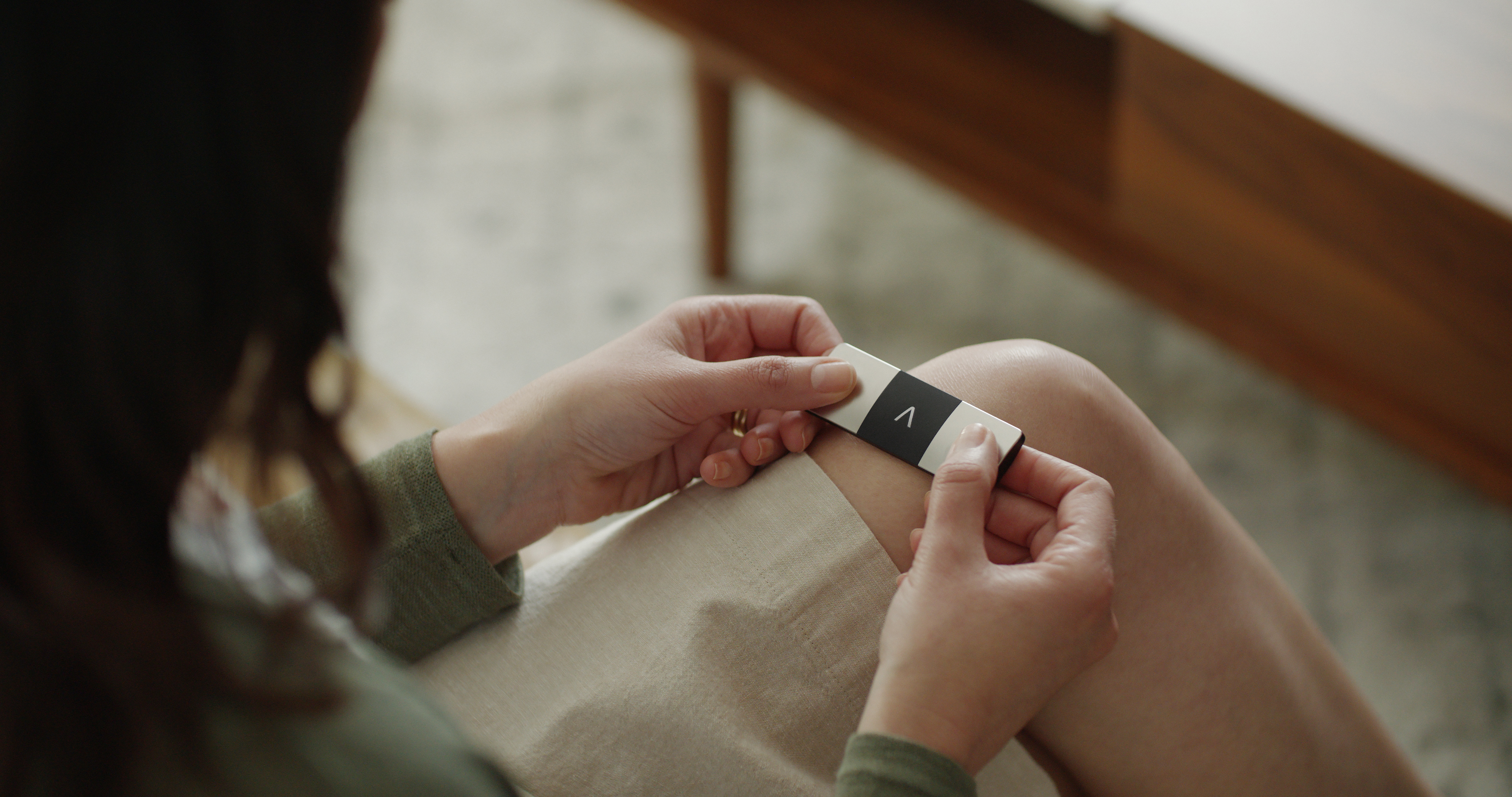 KardiaMobile 6L in use on knee.jpg